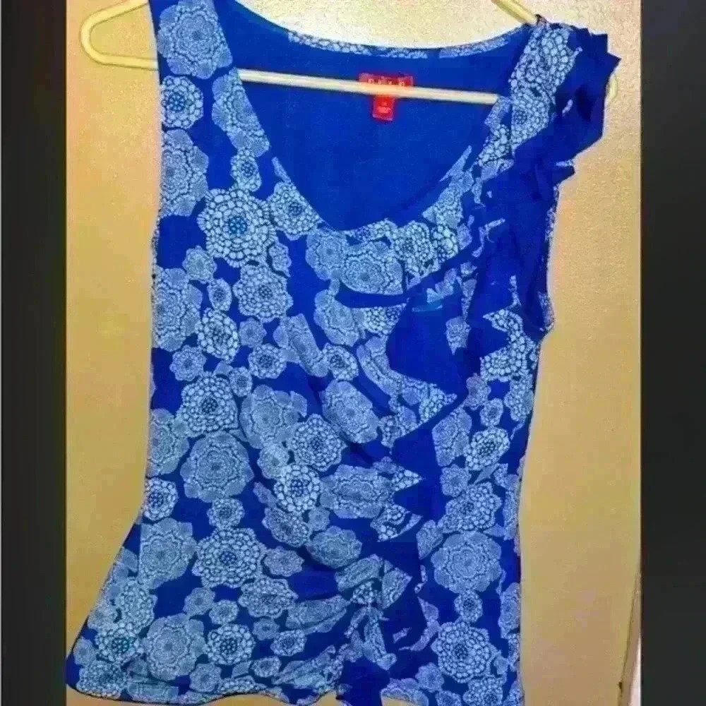 Elle flower print blue and white top